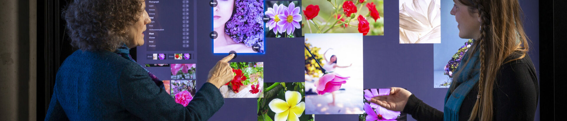 Deux chercheuses interagissent devant un grand écran