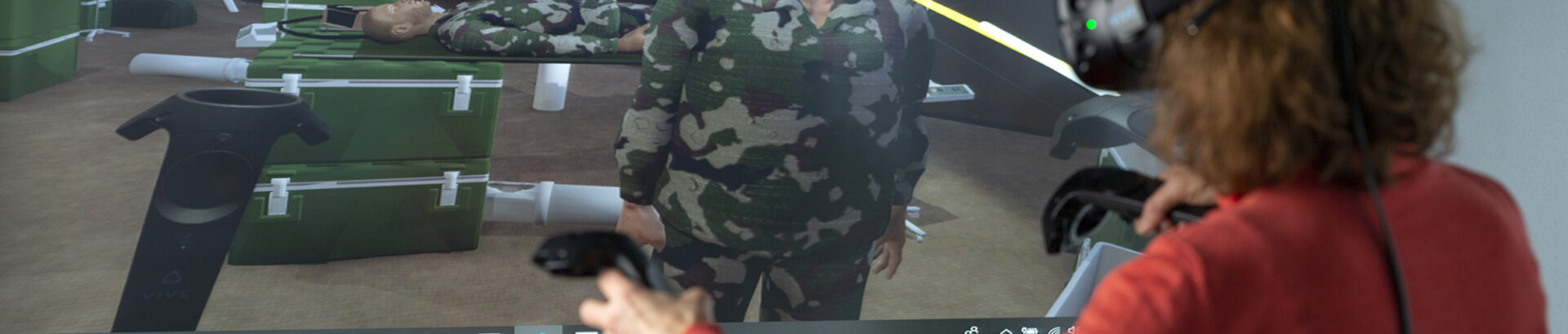 Interaction entre une femme équipée d'un casque de réalité virtuelle et un secouriste virtuel