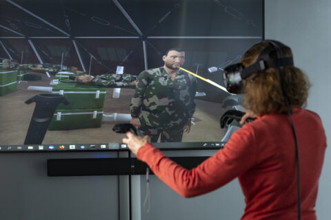 Interaction entre une femme équipée d'un casque de réalité virtuelle et un secouriste virtuel