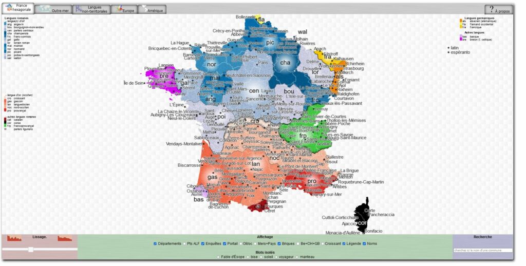 Capture d'écran de la page d'accueil de l'atlas sonore, avec une carte de France divisée en régions linguistiques, avec des noms de lieux où des enregistrements ont été faits. Des onglets montrent qu'il y a des enregistrements hors France métropolitaine. 
