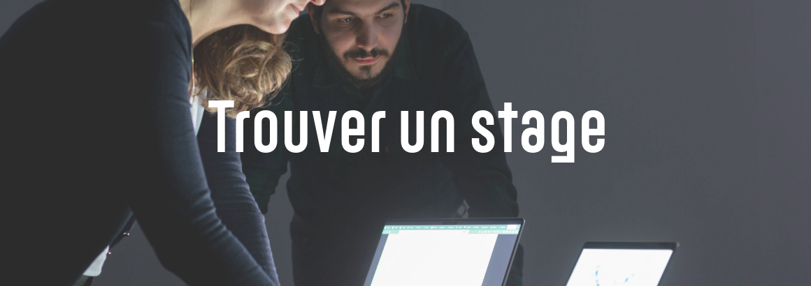 Une femme et un homme collaborent autour d'un ordinateur portable