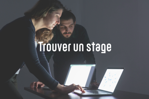 Une femme et un homme collaborent autour d'un ordinateur portable