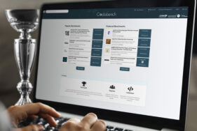 La plateforme Codabench qui s'affiche sur un écran d'ordinateur, avec un trophée posé à côté- Agrandir l'image, fenêtre modale