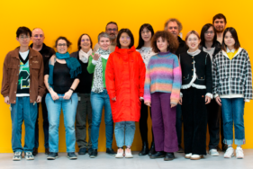 Les membres d'AVIZ debout posent pour la photo- Agrandir l'image, fenêtre modale