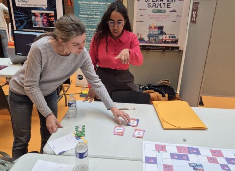 Mathilde Aguiar et Céline Clavel autour du jeu de plateau "Santé et IA" à la Fête de la Science